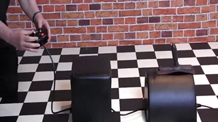 Brunette med brystvorte piercinger gav sig til agent ved støbning