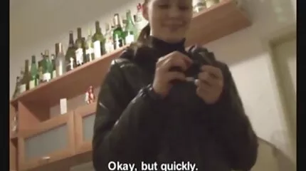 Fyren formåede at bryde en smuk blondine til køn i en varevogn