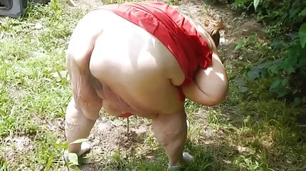 Busty stepmom ved hjælp af massage spredt søde stepdatter til køn