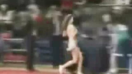 Unge levering fyr fucks to modne fyre i en interracial gangbang