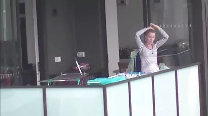 Milf fucked en gift elsker at kneppe på gulvet