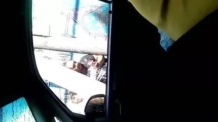 Den tynde pige kom ud af brusebadet og kneppede hendes vaskede fisse