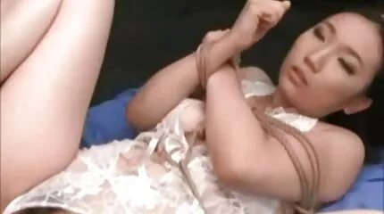 Sød pige fucks med fars ven og nyder sin store pik