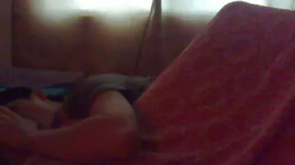 Pige knepper sig selv med forskellige dildoer ved støbning før sprøjte