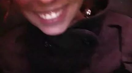 Fladbrystet pige rider kærestens fede pik om morgenen