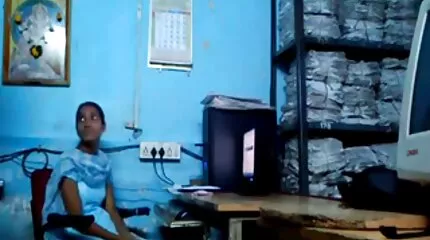 Tante har ikke travlt med at tage et bad og giver først en ung elsker I røvet