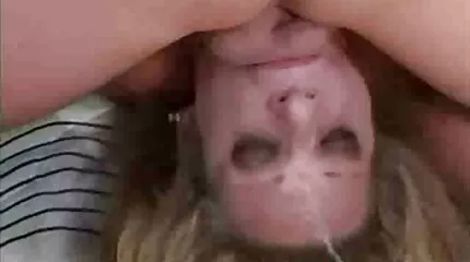 Blonde latina med store bryster bad om en dobbelt penetration