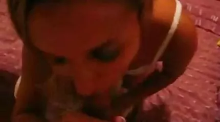 Hot babe fik en fed pik i hendes røv og hårdt køn