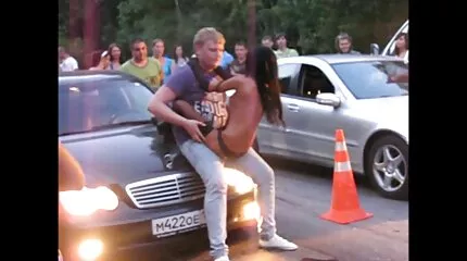 Blonde efter at sutte og fisting bliver kneppet i røvet på gymnastiksalen