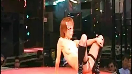 Skaldet fucked vinduesrenser i røvet af stor pik