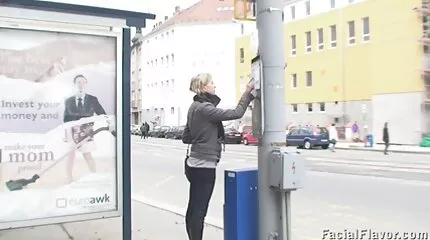 Brunhårede kan lide at hoppe på hendes mørkhudede hahals Store pik