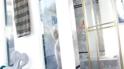 Busty tante mødte en mand i gangen og gav sig til ham nær bordet