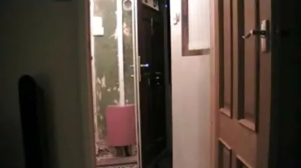 Pigen kunne ikke modstå og gav hendes røv på første date