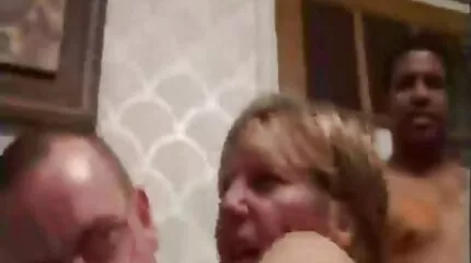 Latina med stor røv hopper på pik med et glas olie