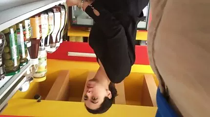 Tatoveret brunette og ibenholt har køn foran kameraet