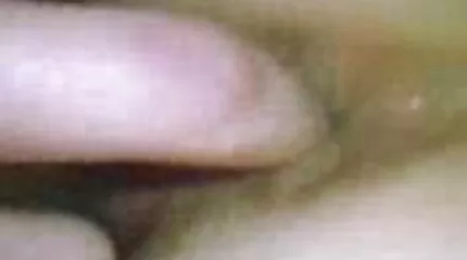 Mænd kneppet af to lesbiske i hot Bande bang porno