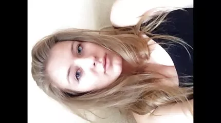 Mand trak på en stor pik af to elskere nær poolen