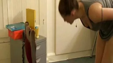 Ebony fucked hendes hvide pige i et beskedent hus