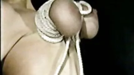 Muskel mænd ristede trivelig MILF med dobbelt penetration