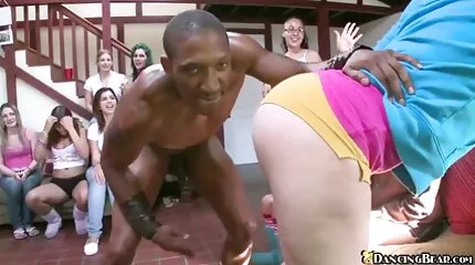 Ung kvinde med en stor røv spredt bredt for at kneppe en udenlandsk fyr