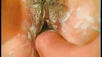 Skinn latina latina forvirrede en rigtig pik med en dildo og kom på tværs af en fuck