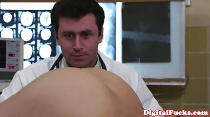 Gamle lærer og hendes steddatter fuck med ydmyge studerende