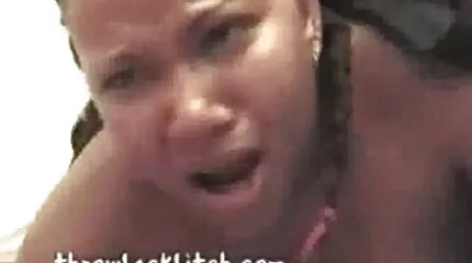 Rødhåret tøs med en ven sorthåret Røv skide med en mand