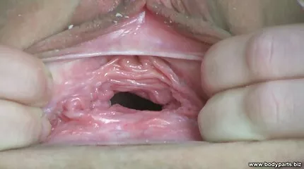 Ung brunette bedt om at kneppe med en sort massør