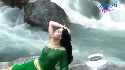 Fyr fucked studerende med farvet hår af stor pik