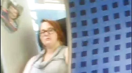 Manden spredte den asiatiske kvinde for køn efter at have kørt bilen og kneppet hende derhjemme