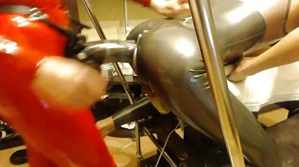 Milf med silikone bryster kneppet af en fyr i nærheden af pejsen