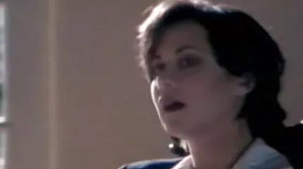 Tatoveret sløv rider en kåt fyrs store pik