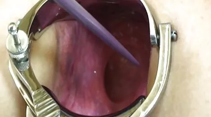 Maskeret chick sutter pik dybt og får cum