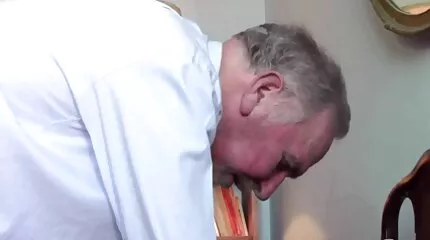 Tatoveret MILF fandt sig selv en elskerinde og gav ham Røv