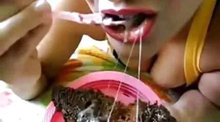 Den unge køkkenassistent foreslog parret at have trekanter