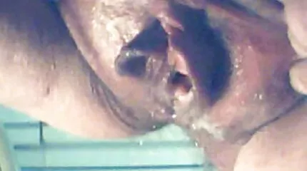 Hvid tæve rider mørk pik til orgasme