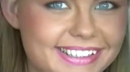 Smuk og slank pige rider en fyrs pik