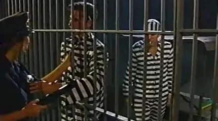 Den modne chef tvang den underordnede til at tage hanen og suge den