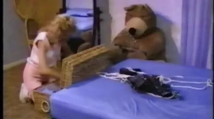 Haai Aiian Del sk skinny upskirt sluttede med en Gangbang på sofaen