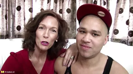 Ebony sluttede sig til to lesbiske og kneppede dem i alle huller