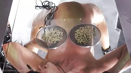 Skønhed med designet anus deltager i gruppekøn