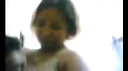 Fyr kneppet i fisse af en ung brunette i gul bikini